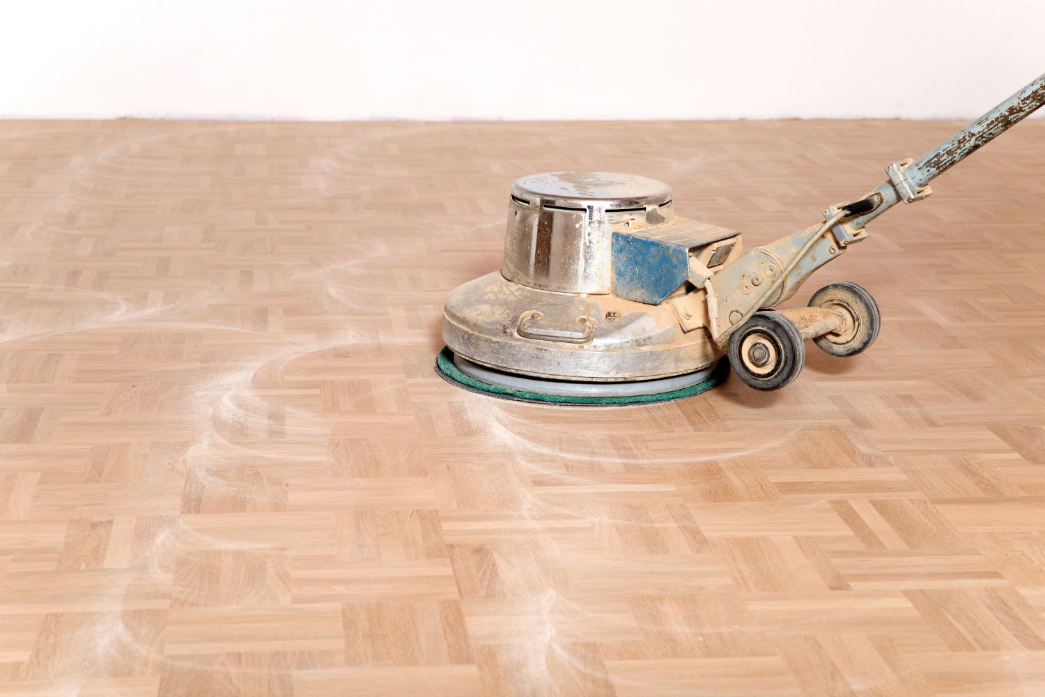 Parkett abschleifen mit Schleifmaschine