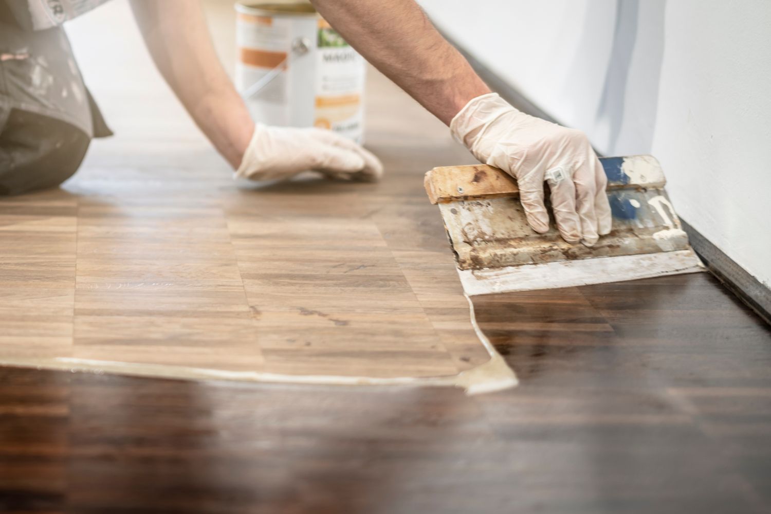 Parkett ölen mit Spachtel durch Handwerker