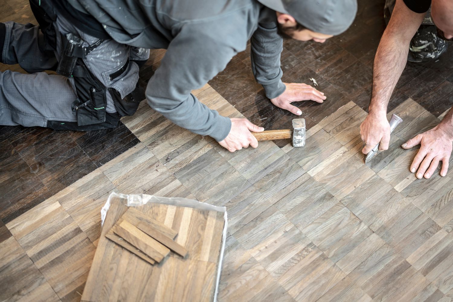 Parkett reparieren durch Handwerker